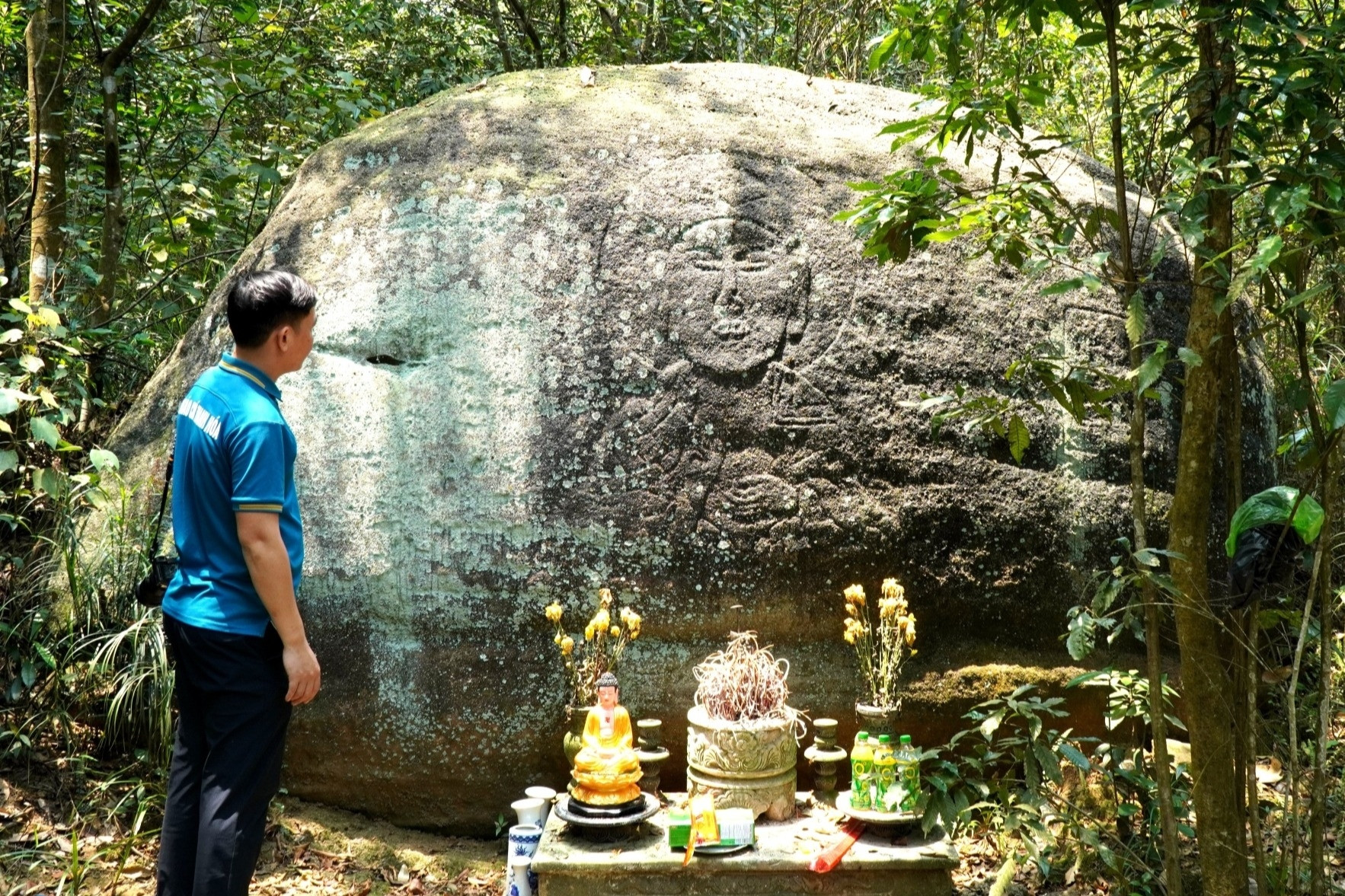 Bí ẩn phù điêu Phật trên đá ở ngôi chùa tại đỉnh núi cao 600m