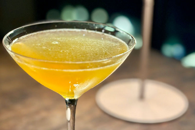 연인과 헤어진 남자는 혼란스럽고 아내에 대한 감정이 없다.