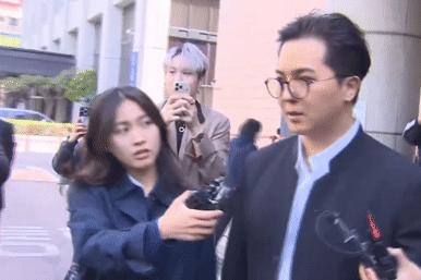 Ca sĩ 33 tuổi cúi đầu xin lỗi tại tòa, đối diện án tù vì trốn nghĩa vụ quân sự