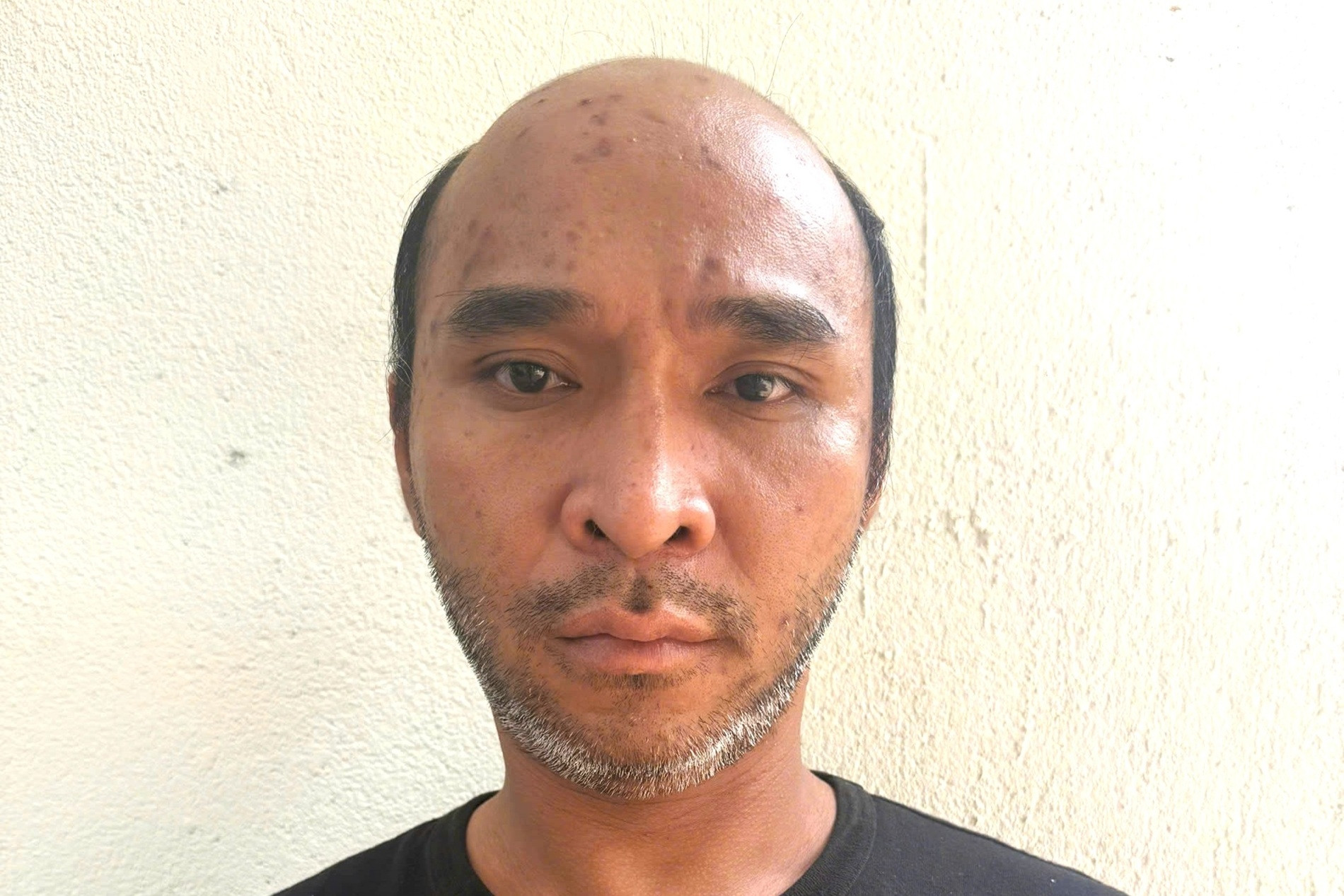 Ca sĩ lô tô bị bắt vì giật điện thoại du khách nước ngoài