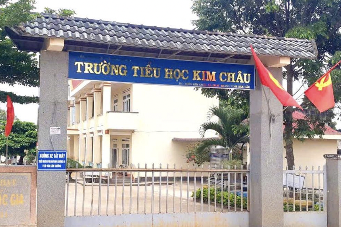 Cách chức hiệu trưởng vì chỉ đạo giả mạo chữ ký phụ huynh để trục lợi