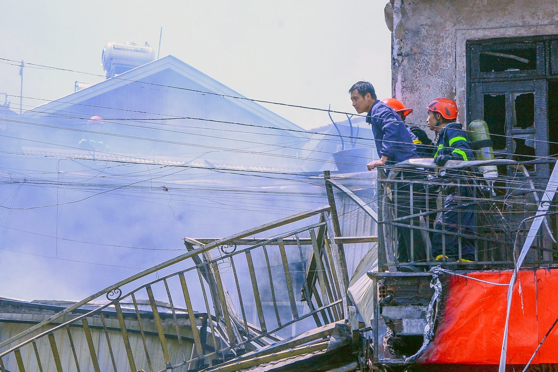 Đại uý công an rơi xuống đất khi dập lửa tại ngôi nhà cháy dữ dội