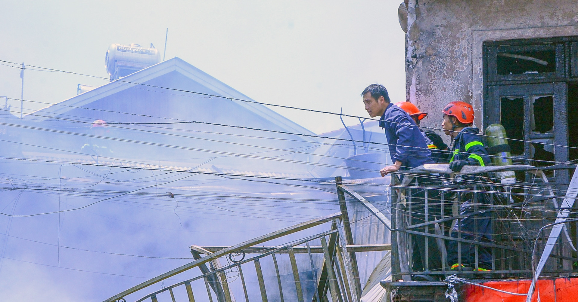 Đại uý công an rơi xuống đất khi dập lửa tại ngôi nhà cháy dữ dội