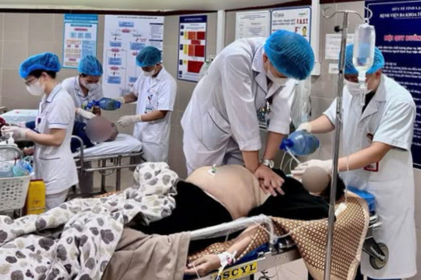 Đi tảo mộ, 8 người gặp nạn, phải đi cấp cứu