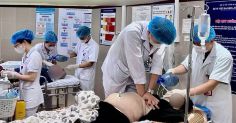 Đi tảo mộ, 8 người gặp nạn, phải đi cấp cứu