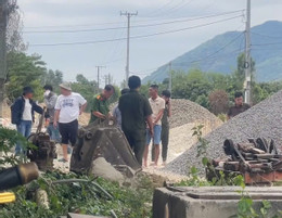 Điều tra vụ án mạng trong đêm ở TPHCM, cha tử vong, con trai nguy kịch..jpg