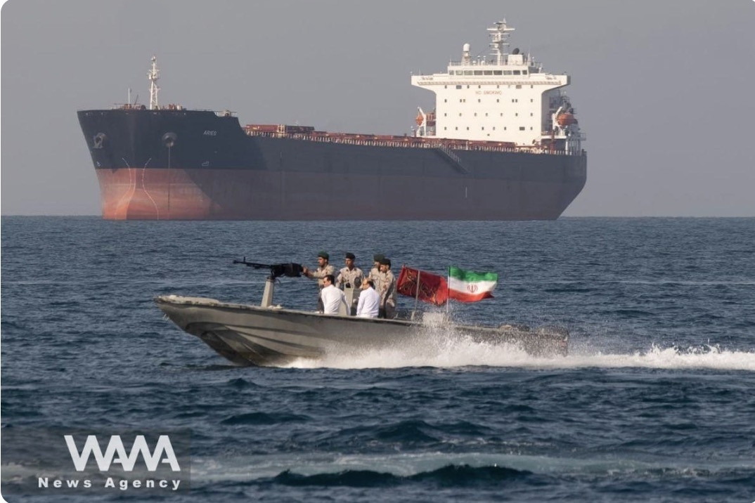 Iran hộ tống tàu chở dầu vượt phong tỏa, cập cảng an toàn