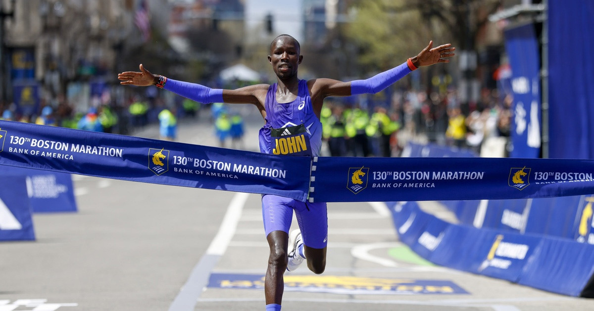 John Korir bay trên phố Boston, phá kỷ lục lịch sử tại marathon lâu đời nhất thế giới