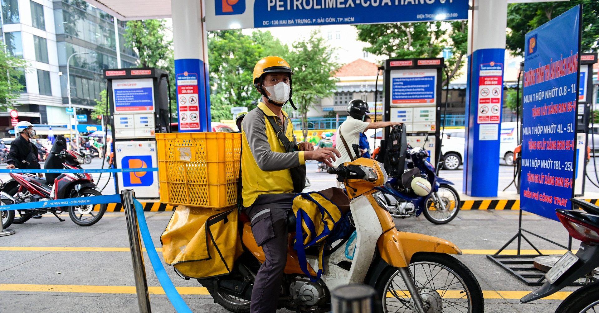 Giá xăng dầu giảm tiếp, có loại hạ tới hơn 3.10...