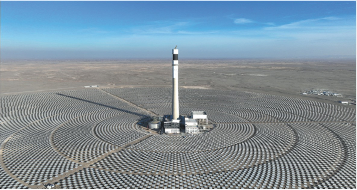 Nhà máy nhiệt điện mặt trời tháp muối nóng chảy Jinta ở Trung Quốc. Ảnh: China Daily