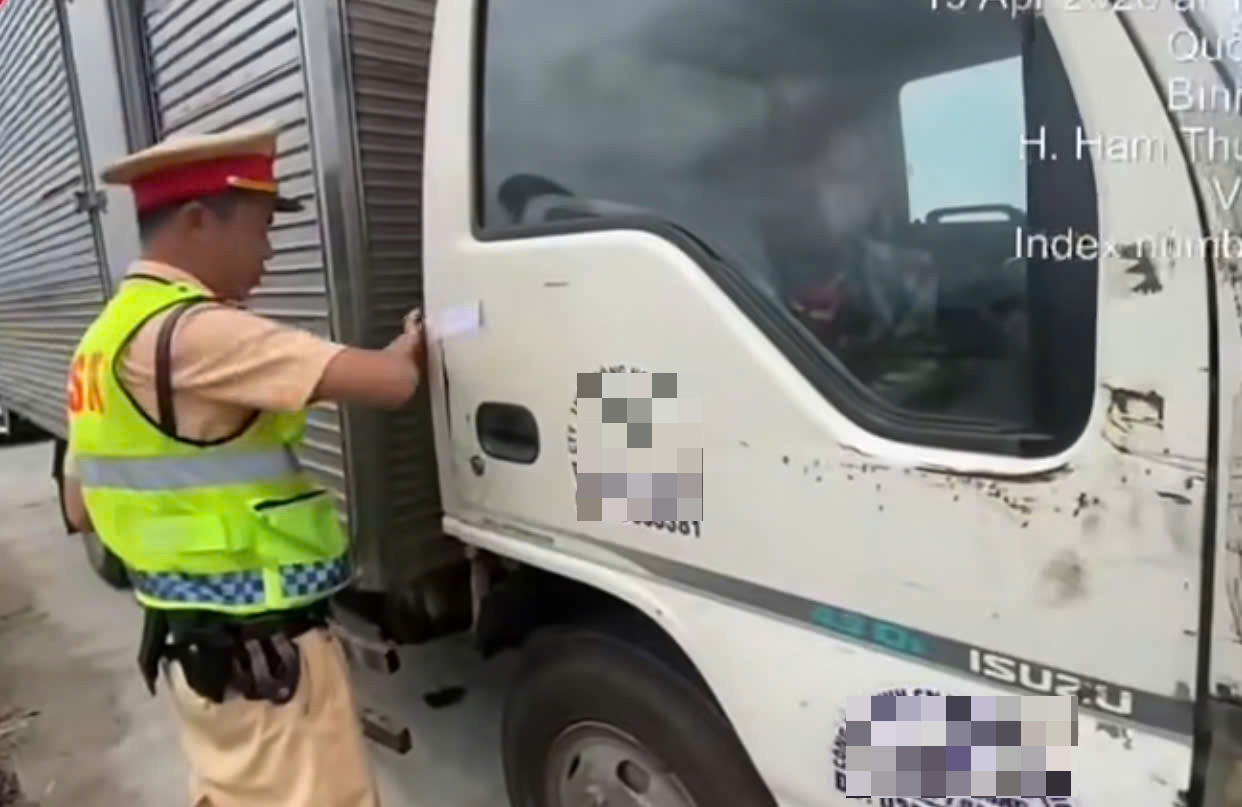 Tài xế chạy xe tải ‘rùa bò’ trên cao tốc, không có bằng lái xe vnn.jpg