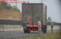 Tài xế chạy xe tải ‘rùa bò’ trên cao tốc, không có bằng lái xe.vnn.jpg