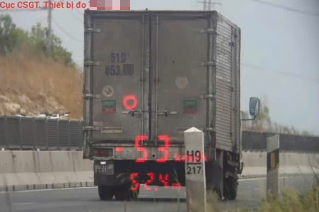 Tài xế xe tải chạy 'rùa bò' trên cao tốc, CSGT phát hiện thêm vi phạm bất ngờ