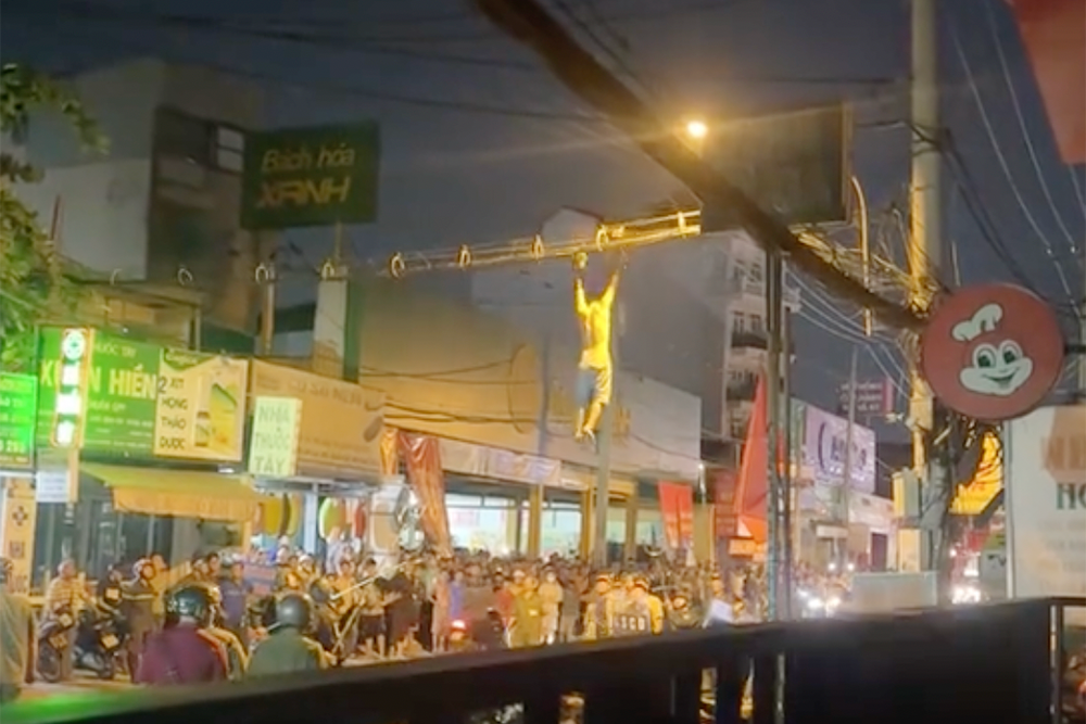 Thanh niên nghi 'ngáo đá' cầm kéo đập phá trên mái nhà, đu dây cáp gây náo loạn