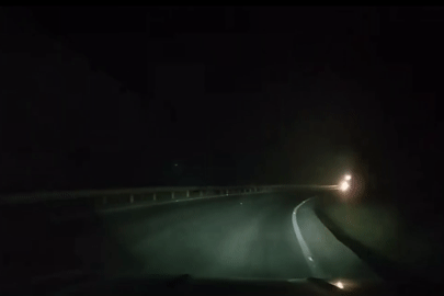 Thót tim cảnh xe khách giường nằm vượt ẩu trên đèo, suýt đấu đầu xe ngược chiều