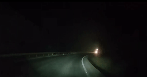 Thót tim cảnh xe khách giường nằm vượt ẩu trên đèo, suýt đấu đầu xe ngược chiều