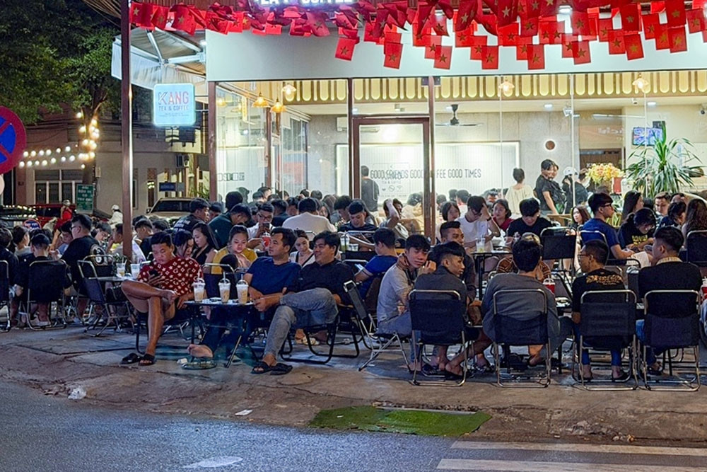 TPHCM: Hàng loạt quán ăn chiếm vỉa hè, lòng đường suốt thời gian dài