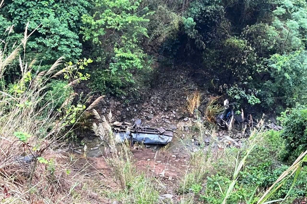  Xe bồn lao xuống vực sâu 100m, tài xế văng khỏi cabin tử vong tại chỗ 