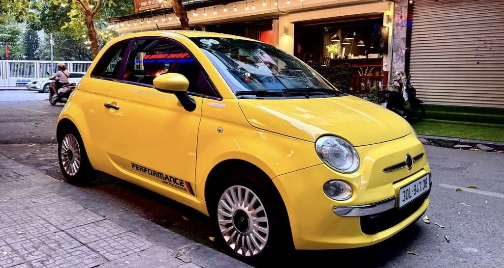 Xe Y Fiat 500C 17 năm tuổi còn zin hiếm gặp, giá 290 triệu tại Hà Nội