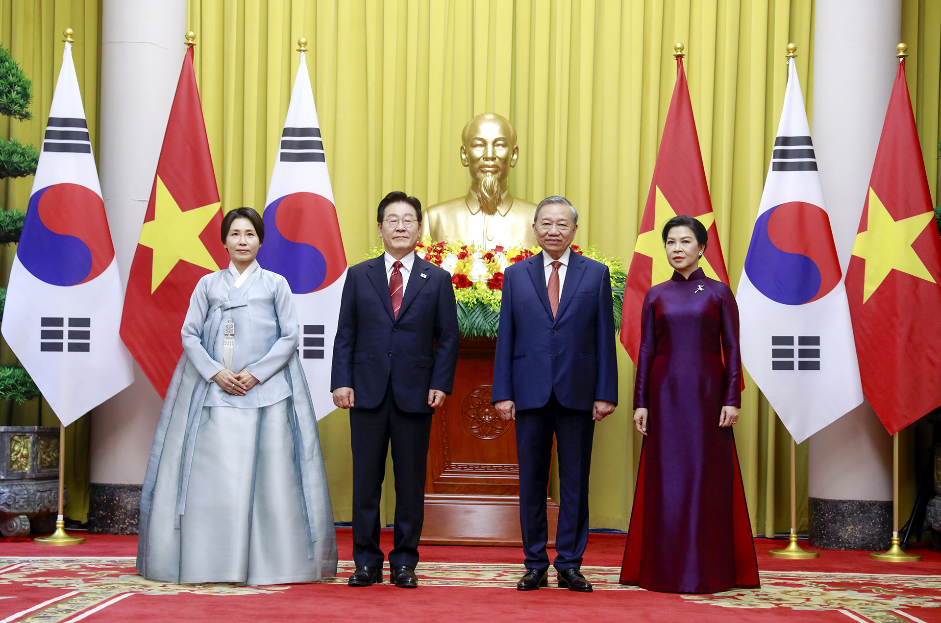 Việt Nam bắn đại bác chào đón Tổng thống Hàn Quốc Lee Jae Myung và phu nhân
