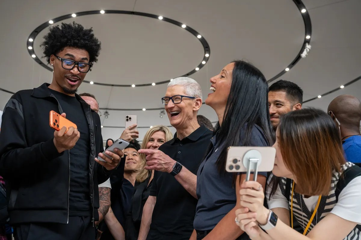  Apple đổi ngôi CEO: Khi chiếc iPhone không còn là trung tâm 