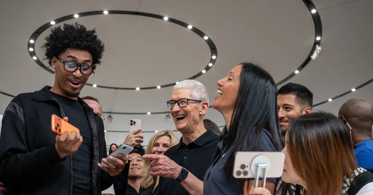 Apple đổi ngôi CEO: Khi chiếc iPhone không còn là trung tâm