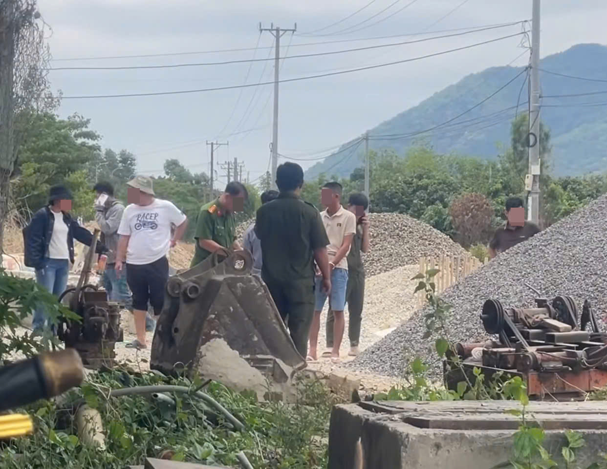 Bắt 2 nghi can liên quan vụ án mạng người cha bị đâm tử vong ở tphcm..png