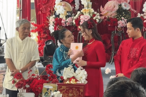 Cô dâu mồ côi bật khóc trong đám cưới khi nhận vàng, sổ đỏ từ ông bà nội