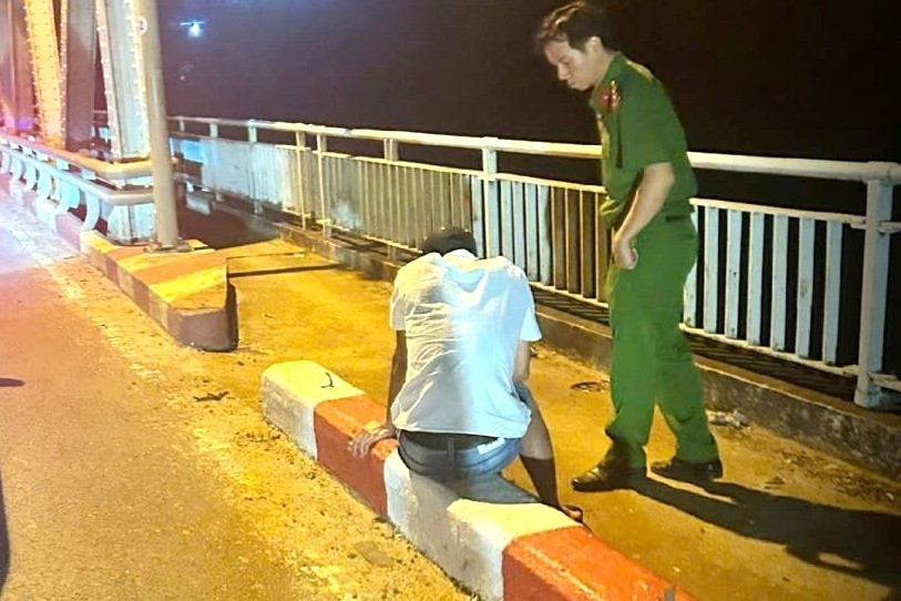  Đắk Lắk: Công an kịp thời ngăn thanh niên định nhảy cầu 14 tự tử 