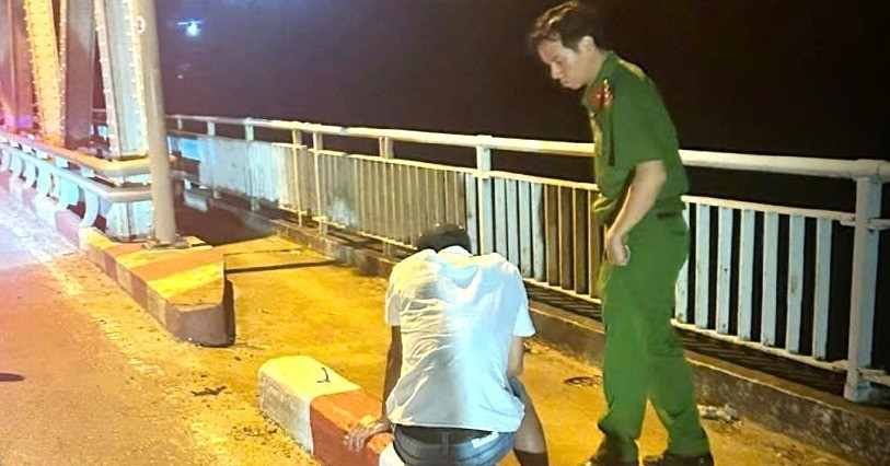 Đắk Lắk: Công an kịp thời ngăn thanh niên định nhảy cầu 14 tự tử