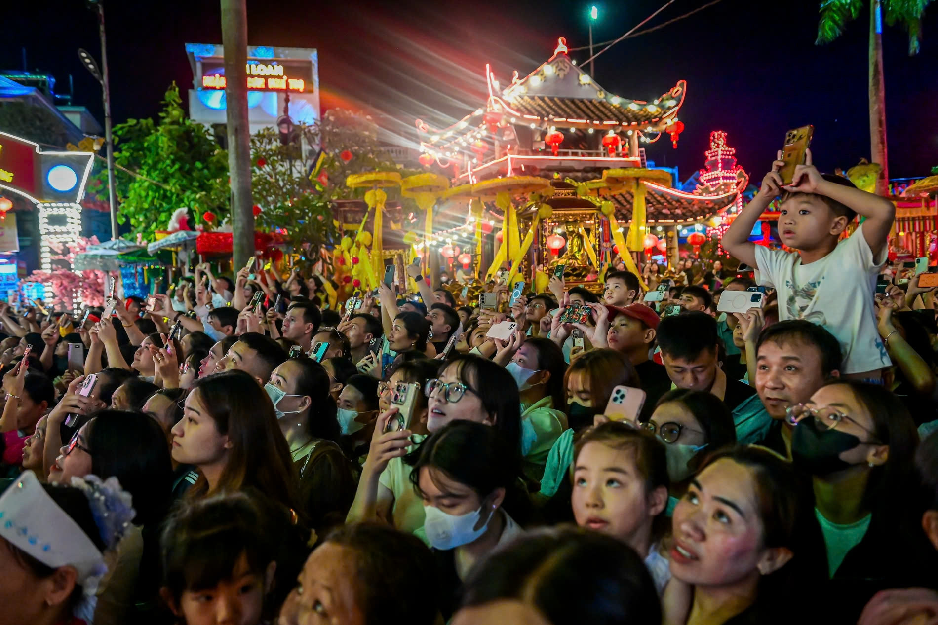 Hàng nghìn người chen chân rước đuốc đăng long tại lễ hội Phủ Dầy