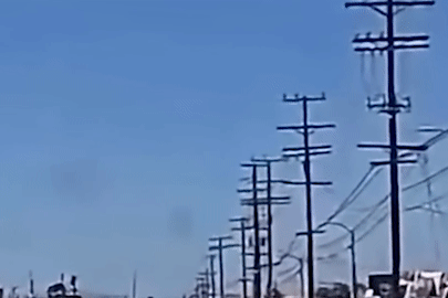 Khoảnh khắc máy bay vướng dây điện cao thế, lao thẳng xuống đất trong tích tắc