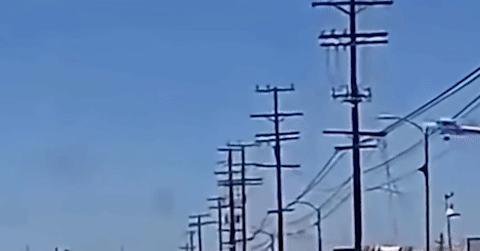 Khoảnh khắc máy bay vướng dây điện cao thế, lao thẳng xuống đất trong tích tắc