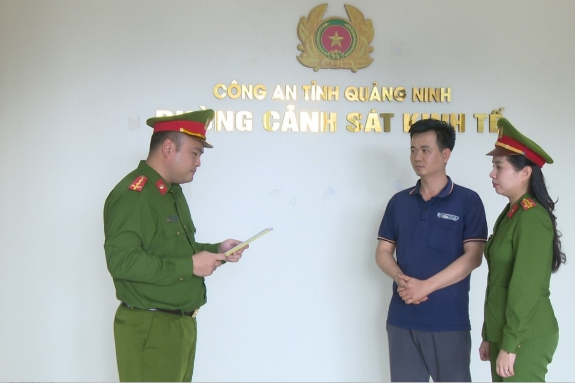 Khởi tố hai mẹ con sản xuất giấm giả từ axit pha nước lã