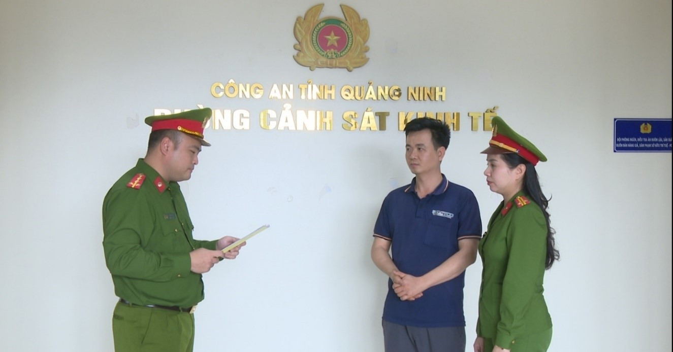 Khởi tố hai mẹ con sản xuất dấm giả từ axit và nước lã