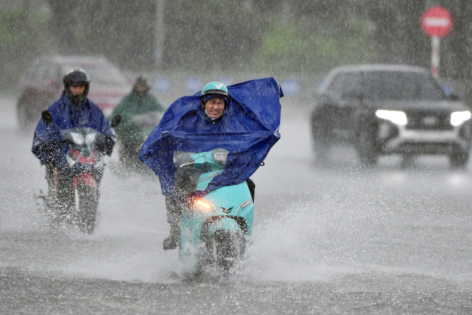 Không khí lạnh đang tràn về, miền Bắc mưa giông sầm sập, Hà Nội chỉ 21 độ