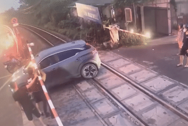 Mức phạt xe vượt rào chắn đường sắt tăng mạnh: Tài xế còn dám liều?