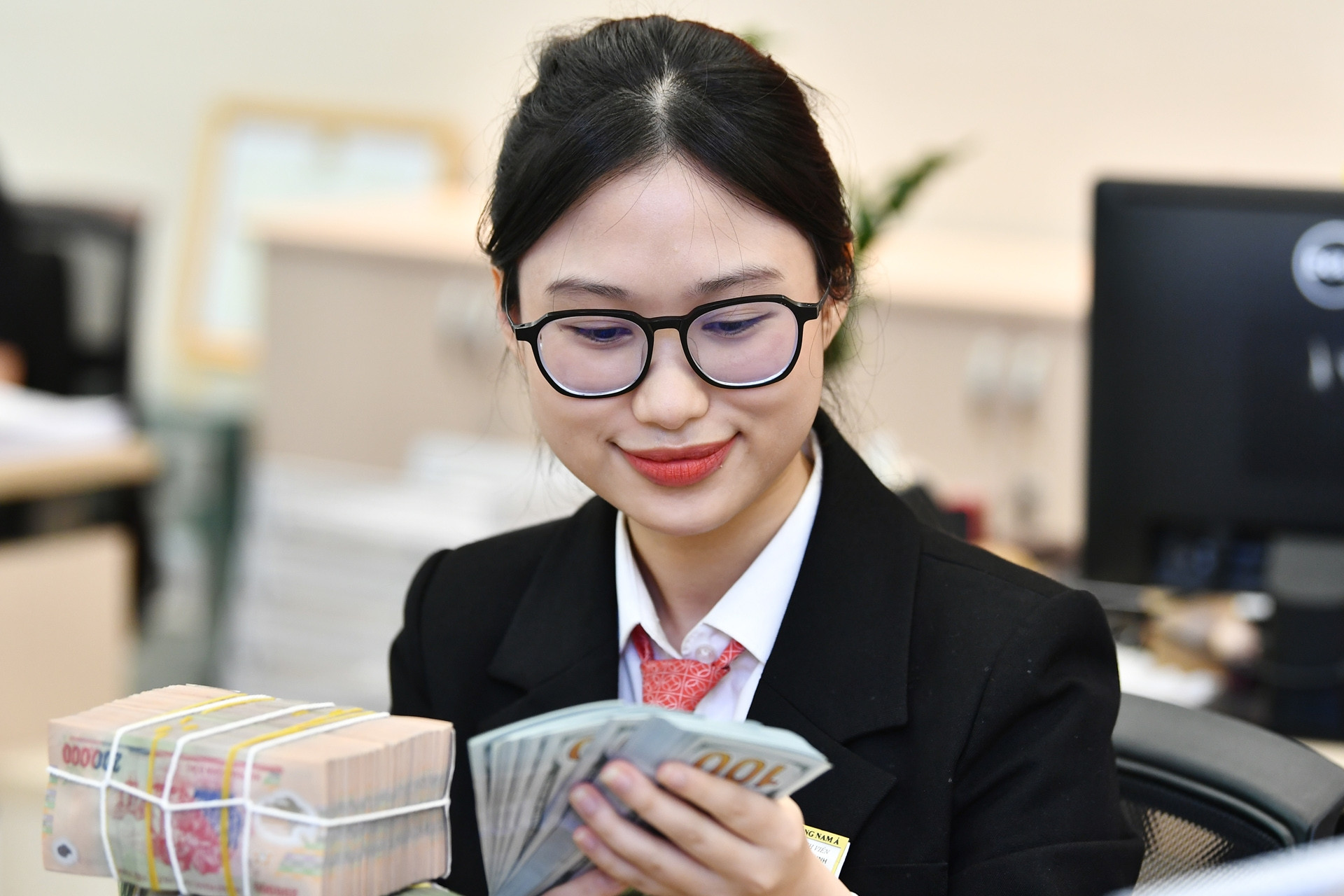 Lãi suất ngân hàng hôm nay 22/4: Mức cao nhất vẫn lên tới 10,7%/năm