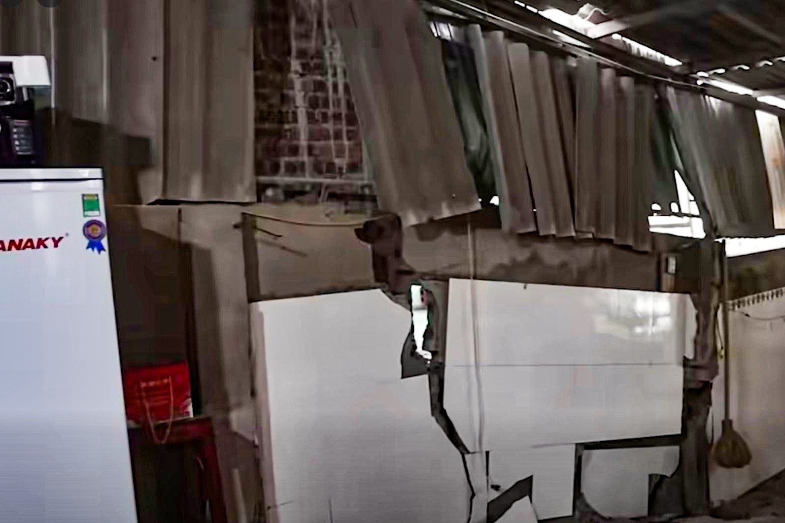 Nền đất sụt sâu, tường nứt toác, 11 hộ dân phải di dời khẩn cấp