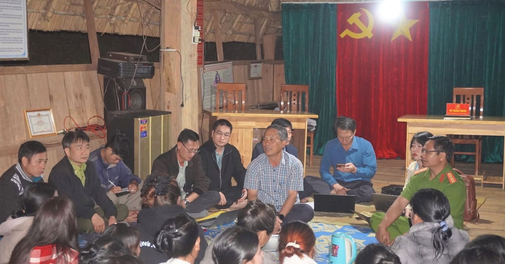 Bí thư xã ngồi với dân giữa đêm, gỡ từng chuyện nóng ở cơ sở