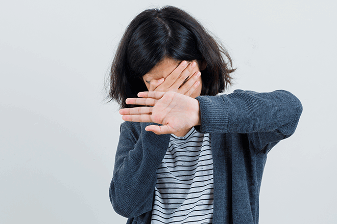 Nỗi ám ảnh kinh hoàng của cô gái bị người trạc tuổi bố xâm hại