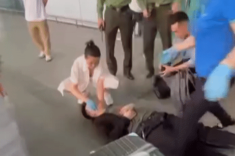 Nữ y sĩ nhanh tay ép tim cứu nam thanh niên đổ gục ở sân bay