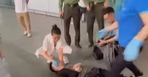 Nữ y sĩ nhanh tay ép tim cứu nam thanh niên đổ gục ở sân bay