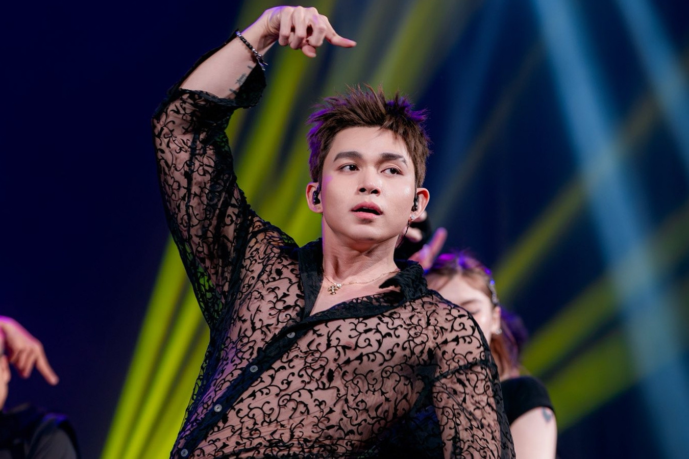 Sở Văn hóa và Thể thao TPHCM làm việc với ca sĩ Jun Phạm vụ MV gợi dục