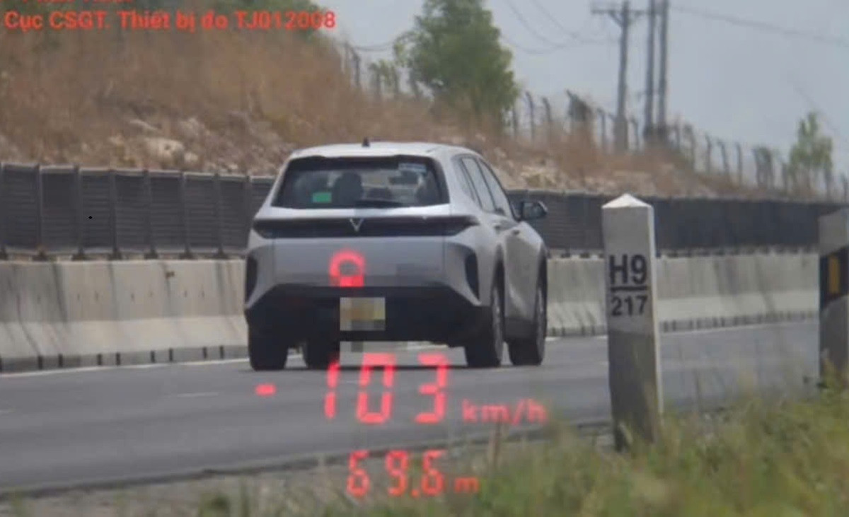 Tài xế taxi không bằng lái, phóng nhanh trên cao tốc, chủ xe “gánh” phạt nặng..jpg