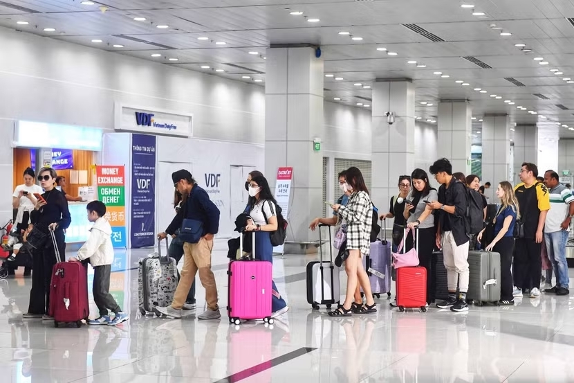 Giá nhiên liệu bay vượt 200 USD/thùng, tăng phụ thu giá vé máy bay?