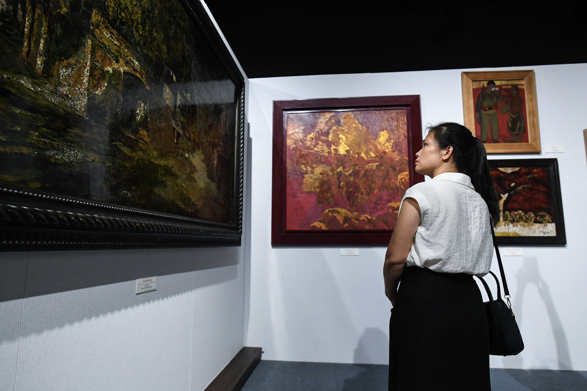 Tới bảo tàng ngắm tranh sơn mài 'Quê hương và người chiến sĩ'