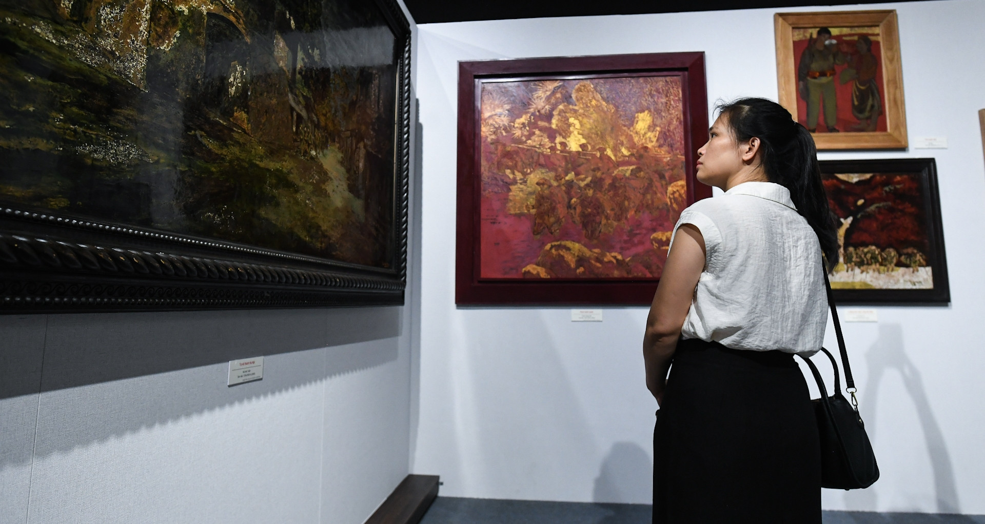 Tới bảo tàng ngắm tranh sơn mài 'Quê hương và người chiến sĩ'