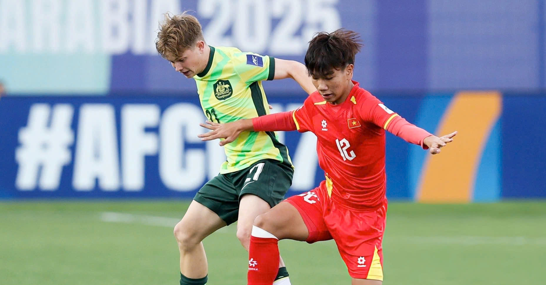 Tranh cãi U17 Việt Nam bị mất penalty, trọng tài Việt nói gì?