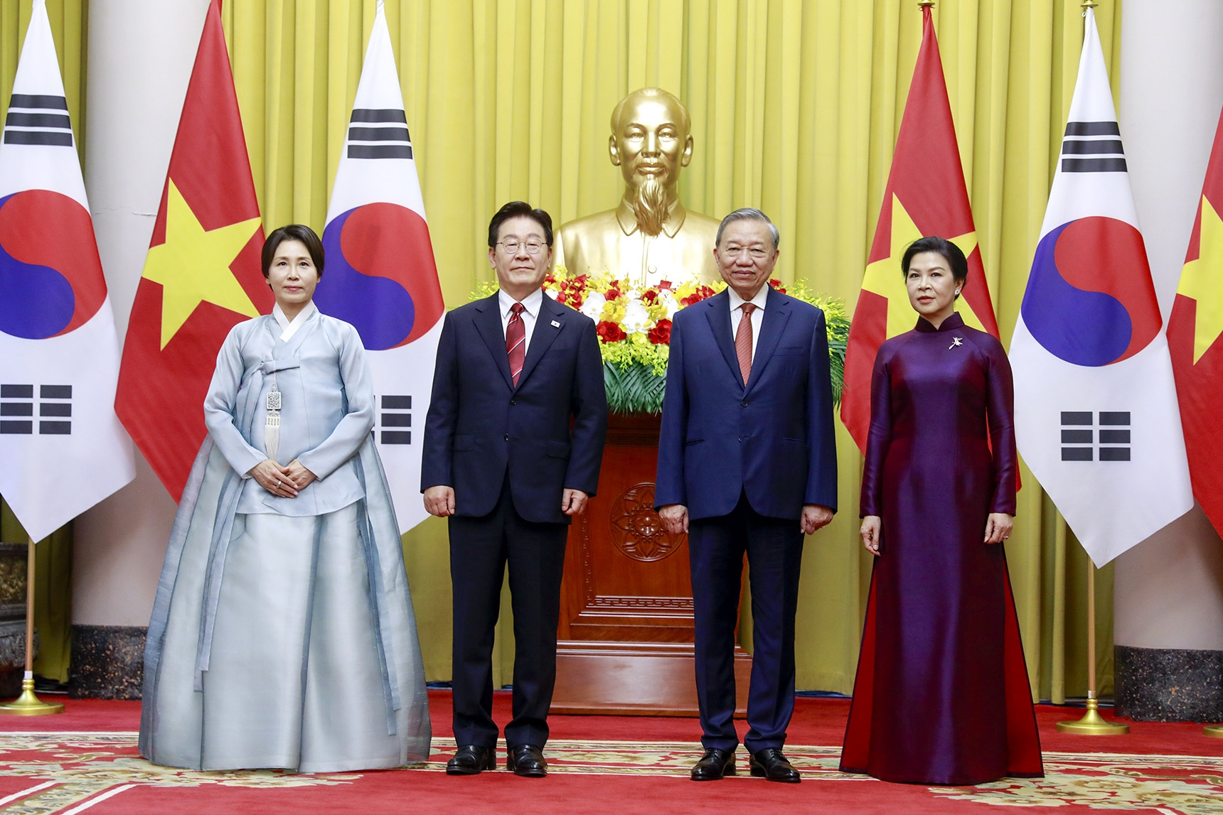 Việt Nam bắn đại bác chào đón Tổng thống Hàn Quốc Lee Jae Myung và phu nhân